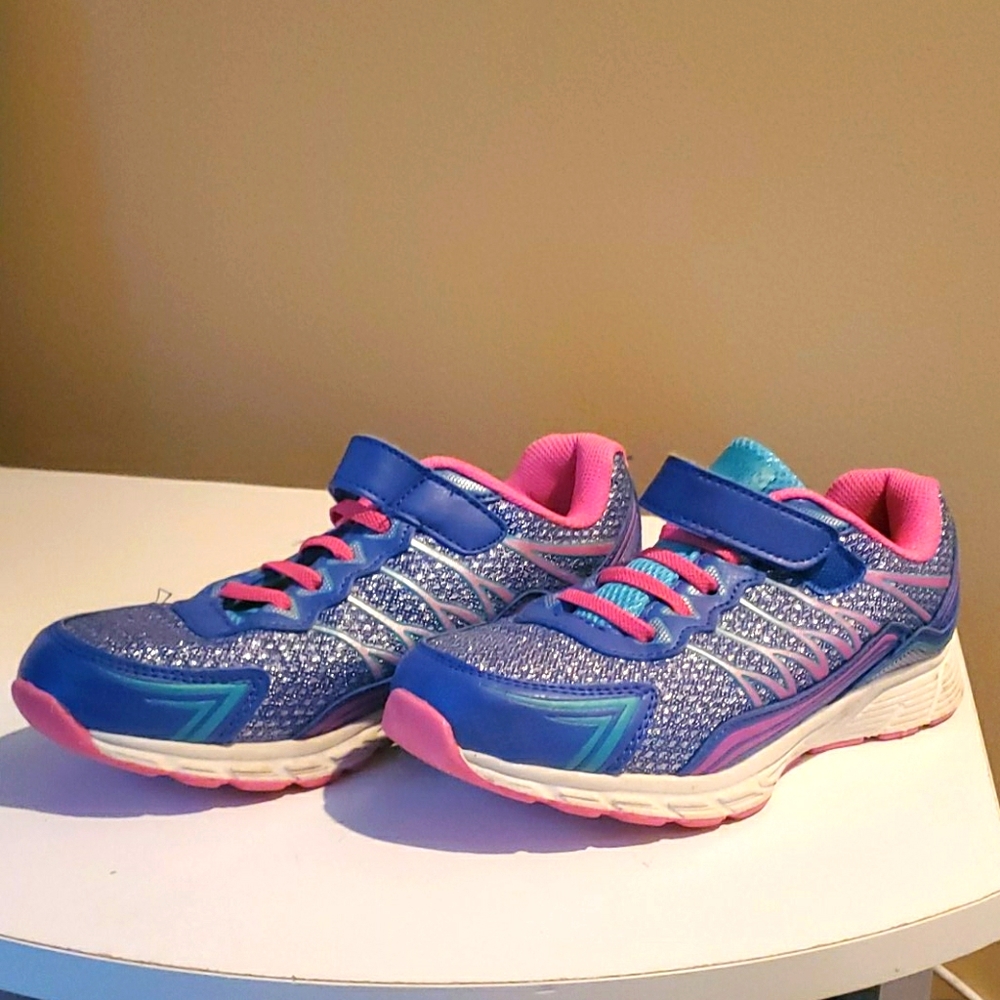 Size 4 Danskin Now Sneakers